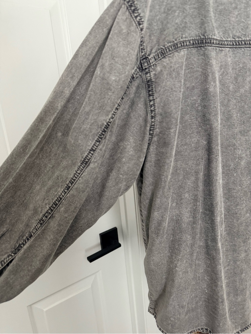 H&M Women’s Oversized Mineral Wash Gray Button-Front Top. Light-weight - Picture 5 of 6